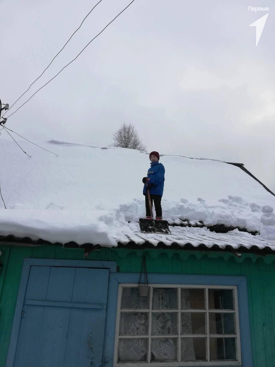 #Первые нашей школы приняли участие в акции «Убери снег зимой - укрепи здоровье»!.